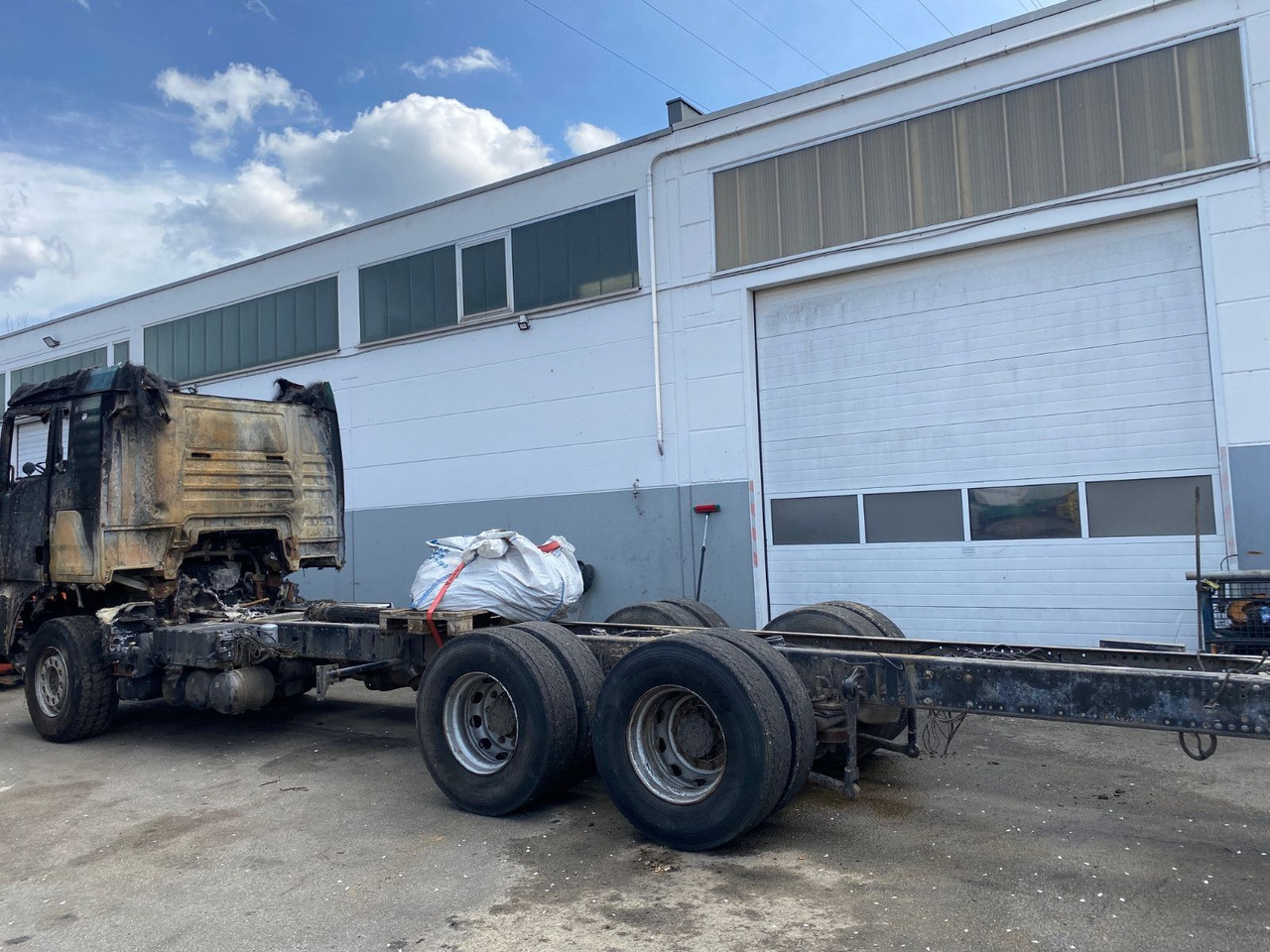 MAN TGX 26.580 Verbrannt 6x4 - Kamion kabinë-shasi: foto 3 MAN TGX 26.580 Verbrannt 6x4 - Kamion kabinë-shasi: foto 3