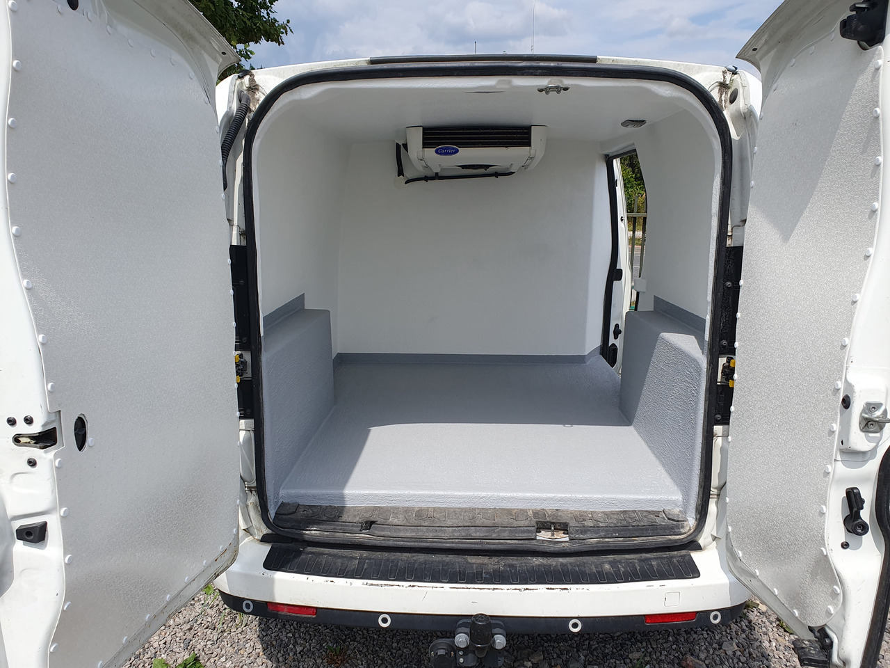 FIAT DOBLO 1.6 LONG CHLODNIA MROZNIA carrier + 230 V KLIMA EURO6 - Furgon frigorifer: foto 2 FIAT DOBLO 1.6 LONG CHLODNIA MROZNIA carrier + 230 V KLIMA EURO6 - Furgon frigorifer: foto 2
