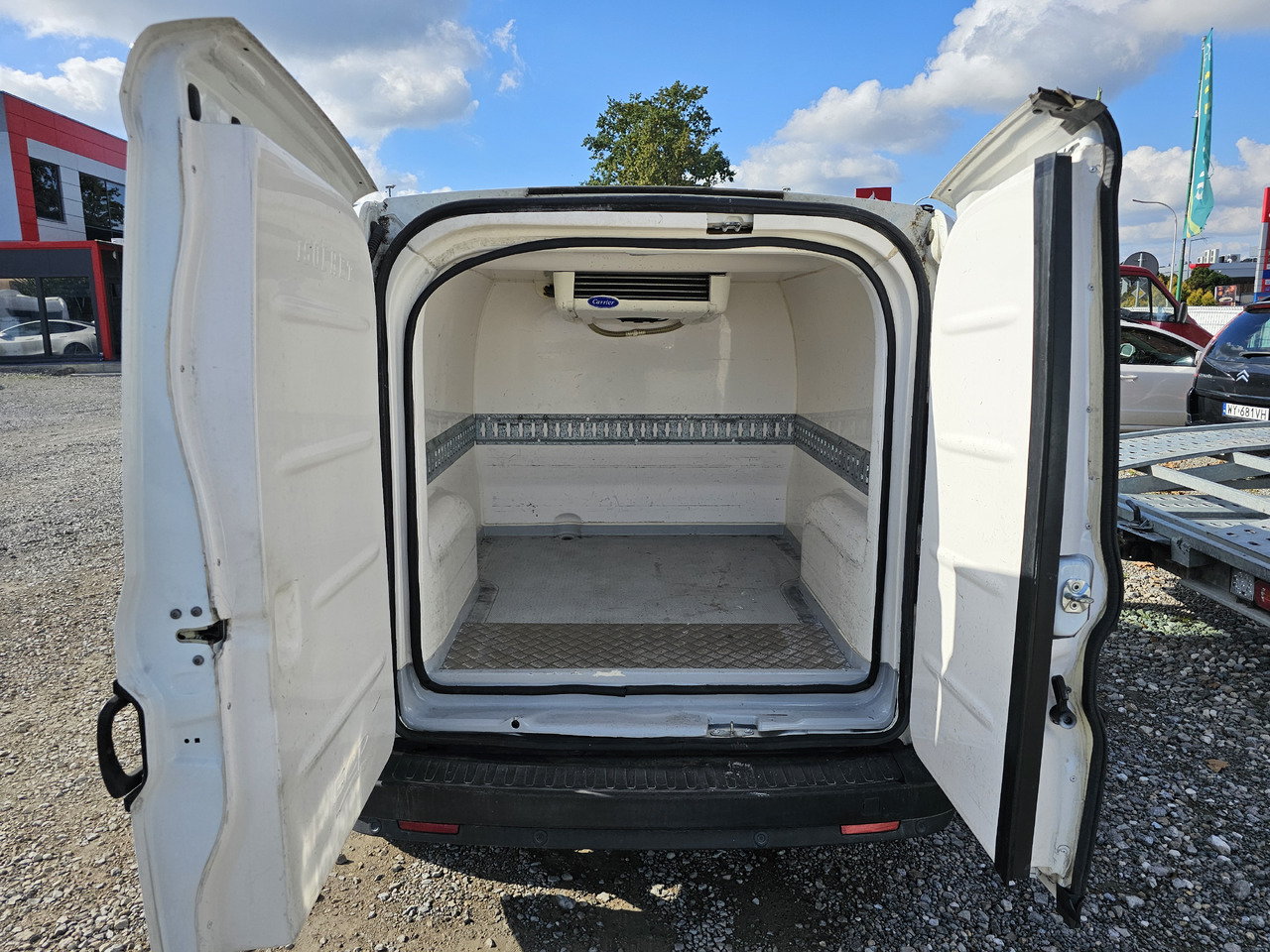 Fiat Doblo chlodnia mroznia carrier +230v - 18 C euro5 - Furgon frigorifer: foto 2 Fiat Doblo chlodnia mroznia carrier +230v - 18 C euro5 - Furgon frigorifer: foto 2