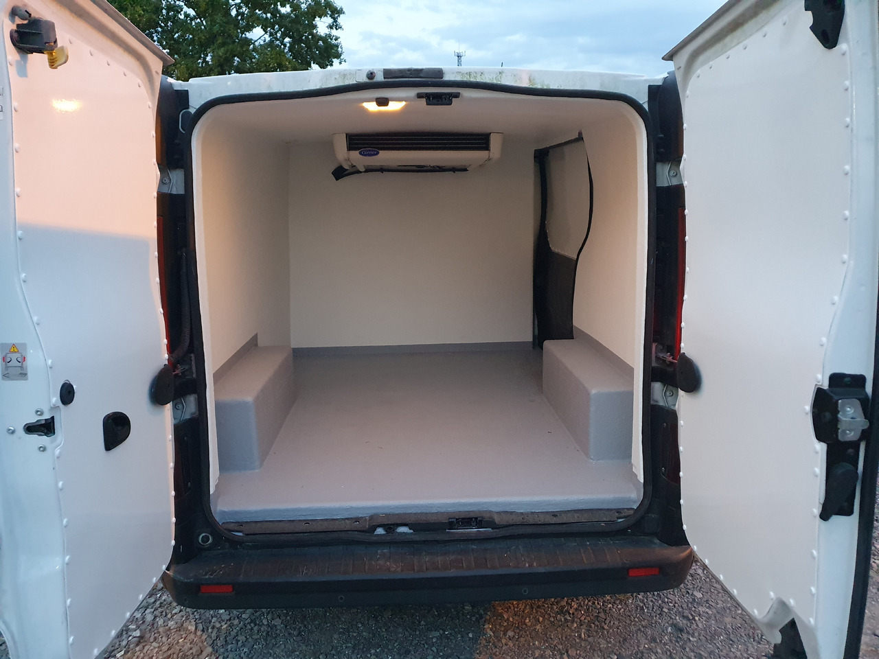 Opel VIVARO CHLODNIA CARRIER+230V KLIMA NAVI EURO6 - Furgon frigorifer: foto 2 Opel VIVARO CHLODNIA CARRIER+230V KLIMA NAVI EURO6 - Furgon frigorifer: foto 2