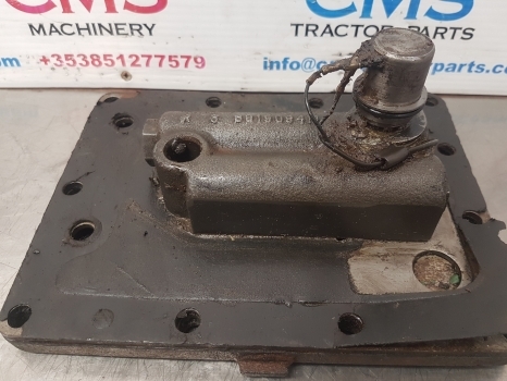 Case 4230 Hydraulic Valve And Cover Plate 10313a3, 110317a1 - Valvula hidraulike për Traktor: foto 3 Case 4230 Hydraulic Valve And Cover Plate 10313a3, 110317a1 - Valvula hidraulike për Traktor: foto 3
