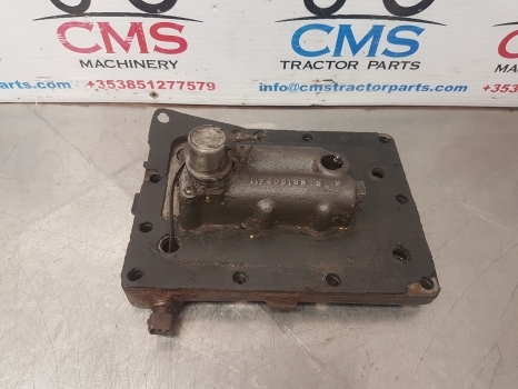 Case 4230 Hydraulic Valve And Cover Plate 10313a3, 110317a1 - Valvula hidraulike për Traktor: foto 1 Case 4230 Hydraulic Valve And Cover Plate 10313a3, 110317a1 - Valvula hidraulike për Traktor: foto 1