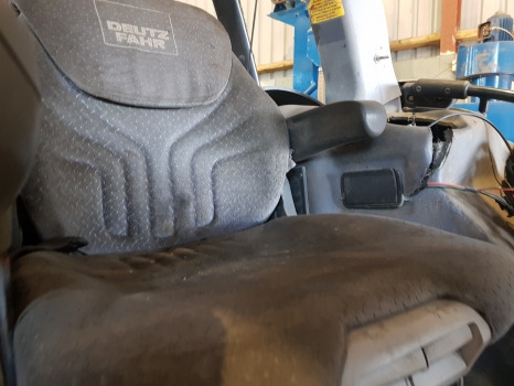 Deutz Agrotron M620 Driver Seat 0.014.5564.4, 0.014.4890.0/10, 0.014.8632.4 - Ndenjësja: foto 3 Deutz Agrotron M620 Driver Seat 0.014.5564.4, 0.014.4890.0/10, 0.014.8632.4 - Ndenjësja: foto 3