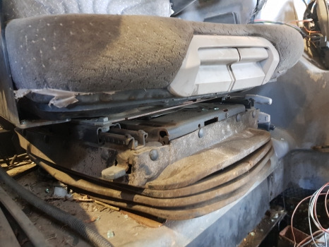 Deutz Agrotron M620 Driver Seat 0.014.5564.4, 0.014.4890.0/10, 0.014.8632.4 - Ndenjësja: foto 4 Deutz Agrotron M620 Driver Seat 0.014.5564.4, 0.014.4890.0/10, 0.014.8632.4 - Ndenjësja: foto 4
