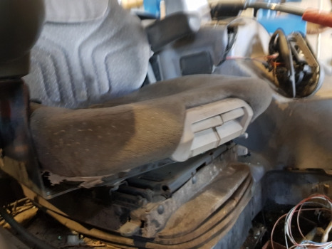 Deutz Agrotron M620 Driver Seat 0.014.5564.4, 0.014.4890.0/10, 0.014.8632.4 - Ndenjësja: foto 1 Deutz Agrotron M620 Driver Seat 0.014.5564.4, 0.014.4890.0/10, 0.014.8632.4 - Ndenjësja: foto 1