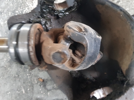 New Holland Case Tm, Mxm, Mxu Ts115a Front Axle Drive Shaft Lhs 5177493, 5191549 - Boshti i transmisionit për Traktor: foto 2 New Holland Case Tm, Mxm, Mxu Ts115a Front Axle Drive Shaft Lhs 5177493, 5191549 - Boshti i transmisionit për Traktor: foto 2