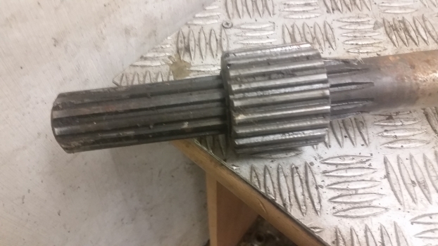 New Holland Ford 35, Ts, L Ts110, Ts115 Front Axle Drive Shaft Right 5166550 - Boshti i transmisionit për Traktor: foto 2 New Holland Ford 35, Ts, L Ts110, Ts115 Front Axle Drive Shaft Right 5166550 - Boshti i transmisionit për Traktor: foto 2