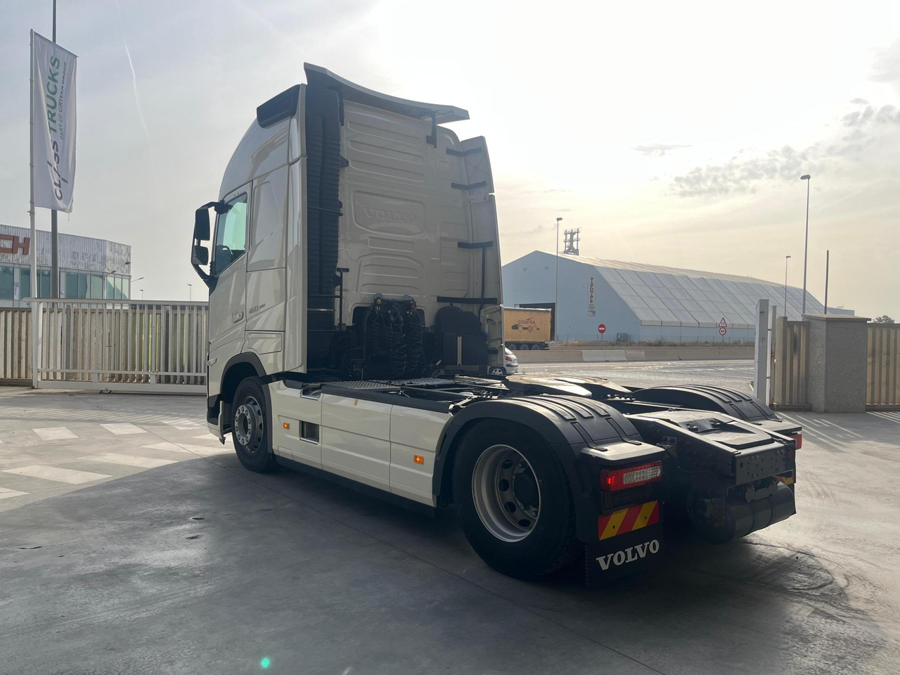 Volvo FH 460 Globetrotter XL i-Save I-ParkCool - Gjysmë-kamion: foto 4 Volvo FH 460 Globetrotter XL i-Save I-ParkCool - Gjysmë-kamion: foto 4