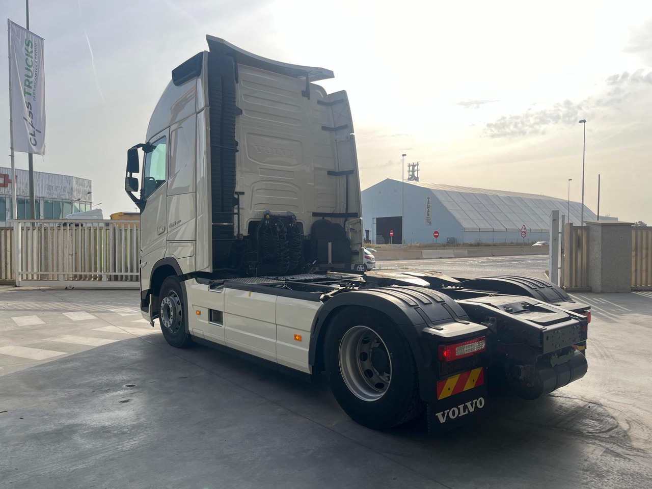 Volvo FH 460 Globetrotter XL i-Save I-ParkCool - Gjysmë-kamion: foto 3 Volvo FH 460 Globetrotter XL i-Save I-ParkCool - Gjysmë-kamion: foto 3