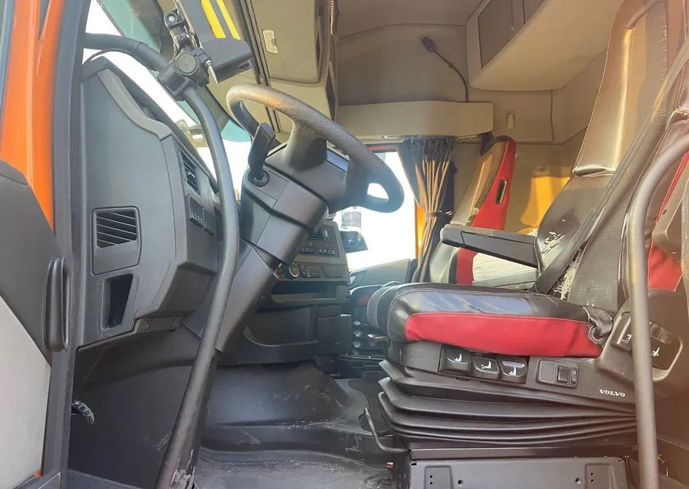 Volvo FH 460/6X4/OŚ PODNOSZONA Z NAPĘDEM/HAKOWIEC MEILLER/EURO6 - Kamion vetëngarkues: foto 4 Volvo FH 460/6X4/OŚ PODNOSZONA Z NAPĘDEM/HAKOWIEC MEILLER/EURO6 - Kamion vetëngarkues: foto 4