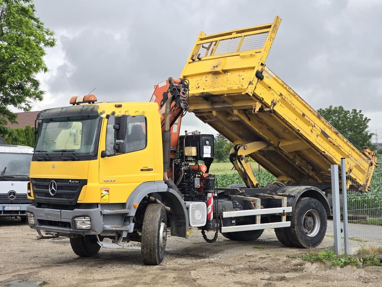 Mercedes-Benz Axor 1833 - Kamion vetëshkarkues, Kamion me vinç: foto 1 Mercedes-Benz Axor 1833 - Kamion vetëshkarkues, Kamion me vinç: foto 1