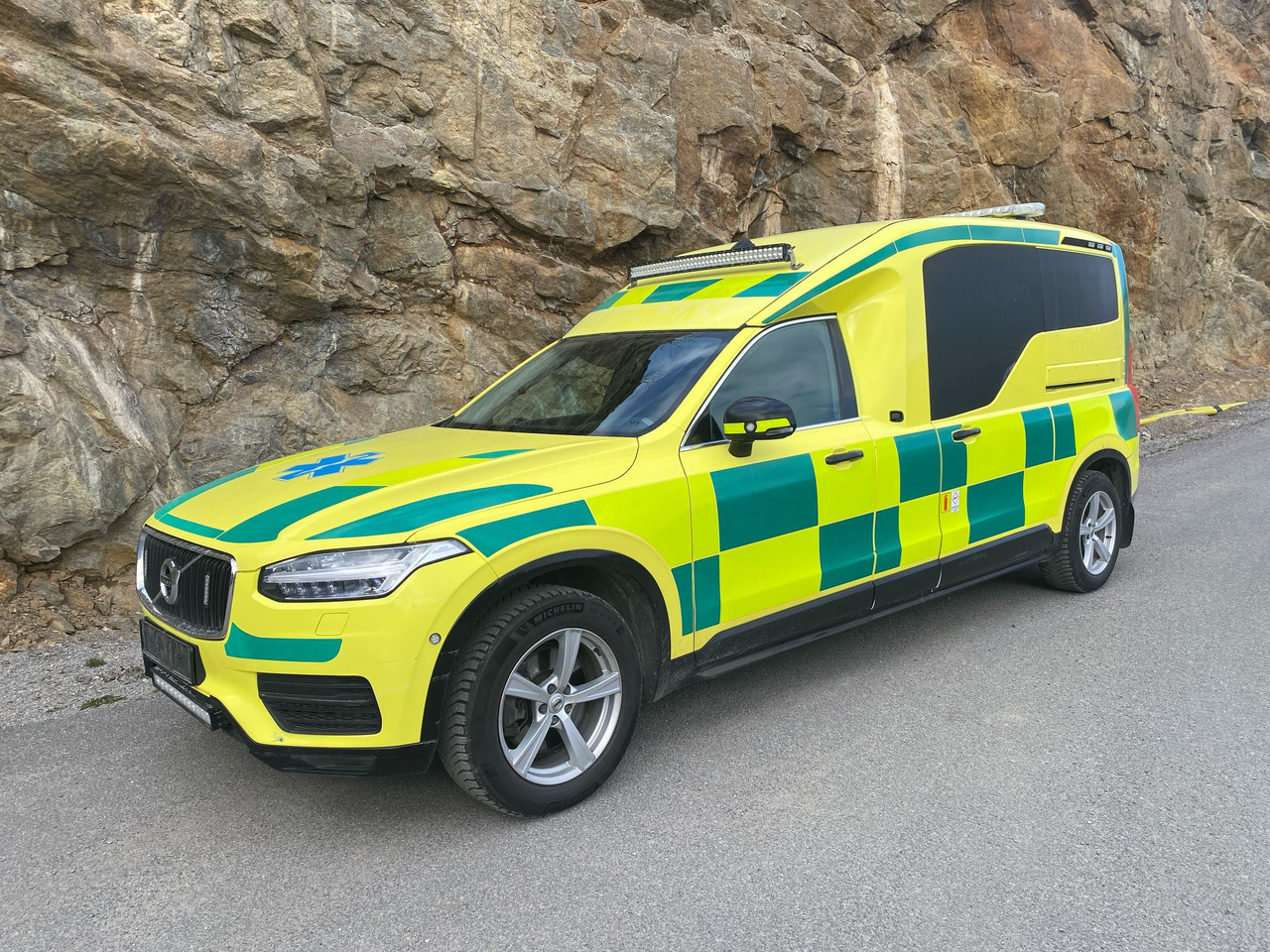 Volvo Nilsson XC90 D5 AWD - Ambulance / Krankenwagen / Швидка допомога - Ambulancë: foto 2 Volvo Nilsson XC90 D5 AWD - Ambulance / Krankenwagen / Швидка допомога - Ambulancë: foto 2