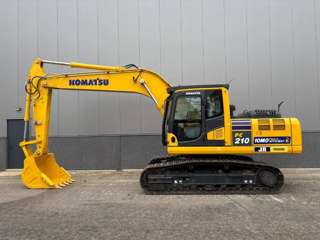 Komatsu PC 210-10M0 - Ekskavator me zinxhirë: foto 1 Komatsu PC 210-10M0 - Ekskavator me zinxhirë: foto 1