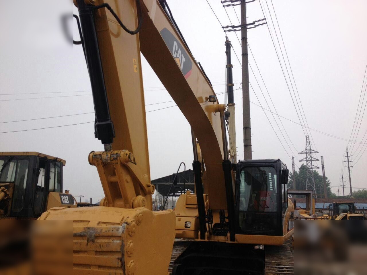 CATERPILLAR 325DL - Ekskavator me zinxhirë: foto 3 CATERPILLAR 325DL - Ekskavator me zinxhirë: foto 3