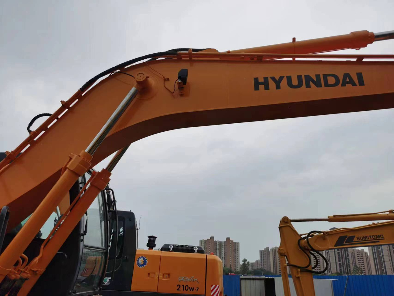 HYUNDAI 210W-7 - Ekskavator me goma: foto 3 HYUNDAI 210W-7 - Ekskavator me goma: foto 3