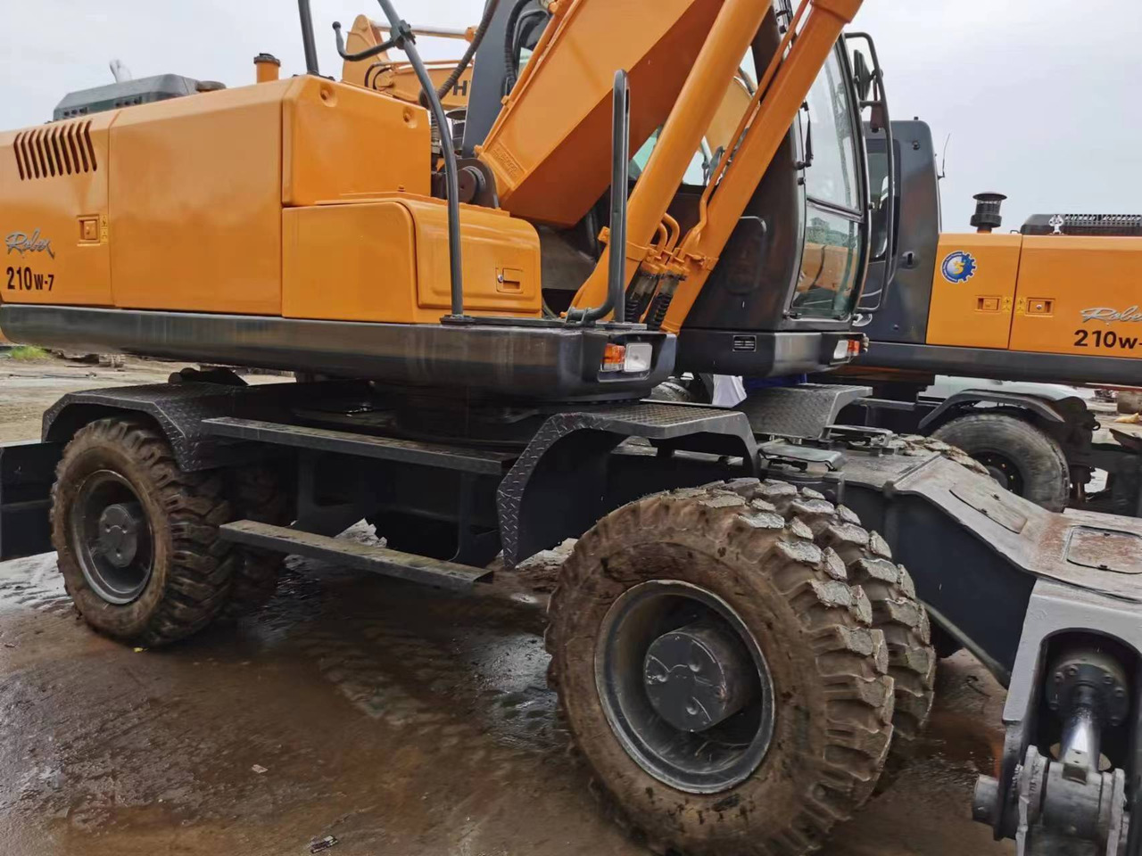 HYUNDAI 210W-7 - Ekskavator me goma: foto 2 HYUNDAI 210W-7 - Ekskavator me goma: foto 2