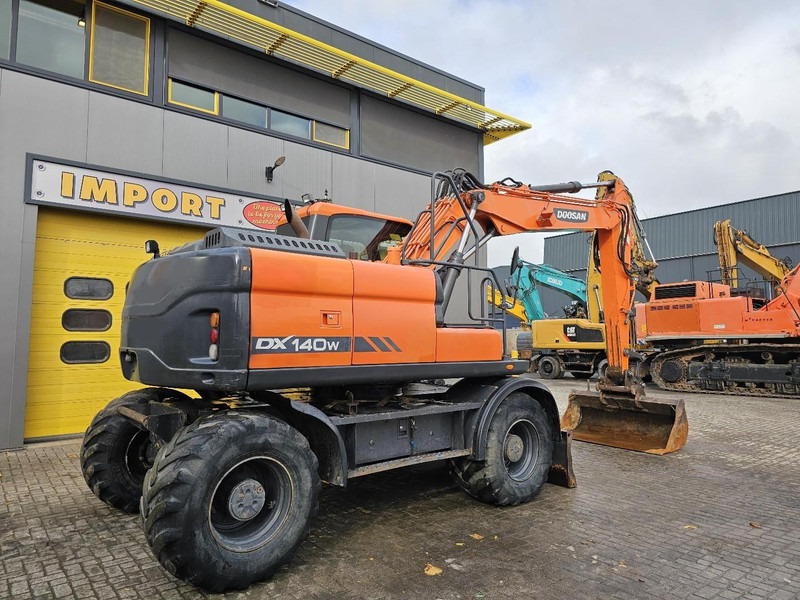 Doosan DX 140W - Ekskavator me goma: foto 4 Doosan DX 140W - Ekskavator me goma: foto 4