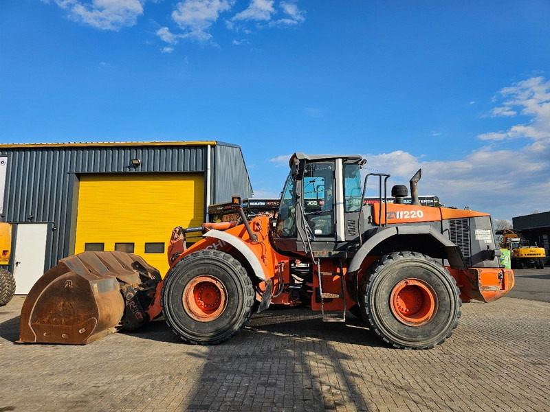 Hitachi ZW220 - Fadrom me goma: foto 1 Hitachi ZW220 - Fadrom me goma: foto 1