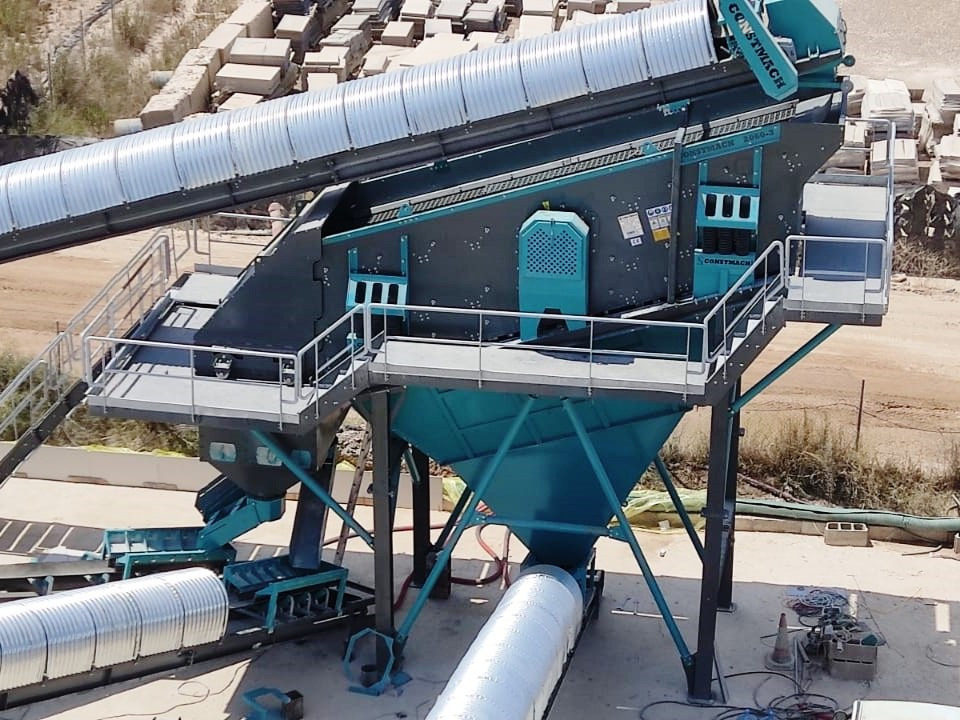 Constmach 140-180 Tph Crible Vibrant 2-3-4 Étages 1800x5000 mm - Makinë sitëse: foto 1 Constmach 140-180 Tph Crible Vibrant 2-3-4 Étages 1800x5000 mm - Makinë sitëse: foto 1