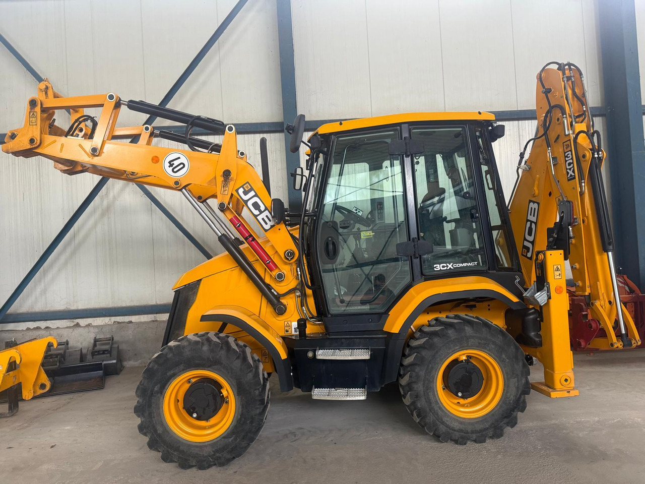 JCB 3CX Compact - Fadromë me shkarkim nga prapa: foto 1 JCB 3CX Compact - Fadromë me shkarkim nga prapa: foto 1