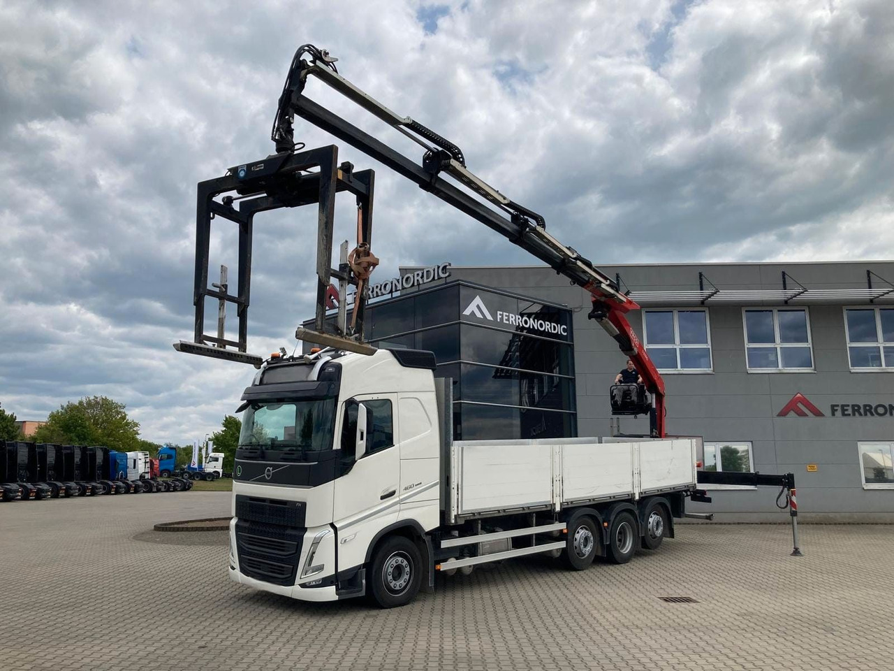 Volvo FH460 8x2 TRIDEM VLA&NLA gelenkt*FASSI F215AS.24 - Kamion me vinç: foto 2 Volvo FH460 8x2 TRIDEM VLA&NLA gelenkt*FASSI F215AS.24 - Kamion me vinç: foto 2