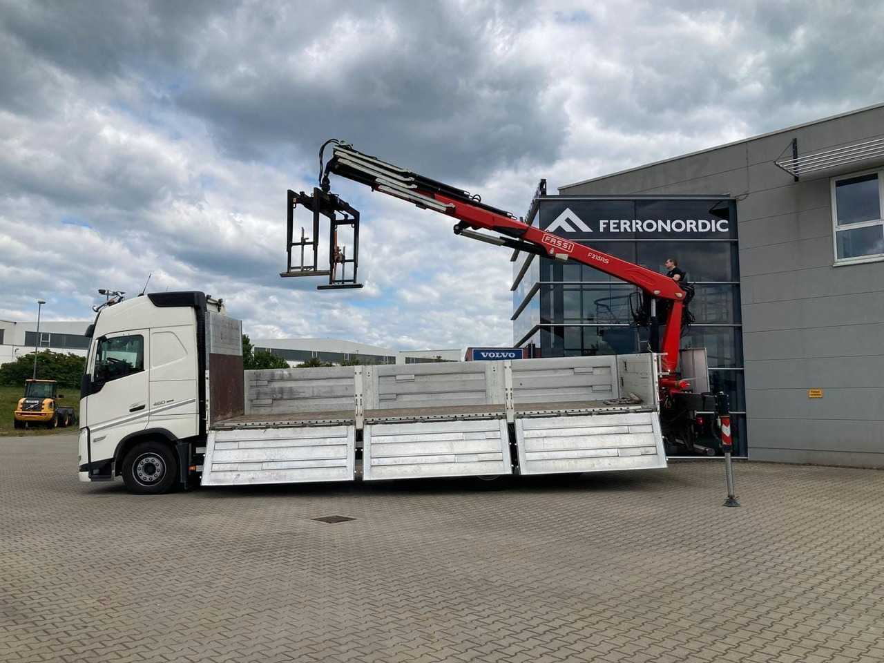 Volvo FH460 8x2 TRIDEM VLA&NLA gelenkt*FASSI F215AS.24 - Kamion me vinç: foto 2 Volvo FH460 8x2 TRIDEM VLA&NLA gelenkt*FASSI F215AS.24 - Kamion me vinç: foto 2
