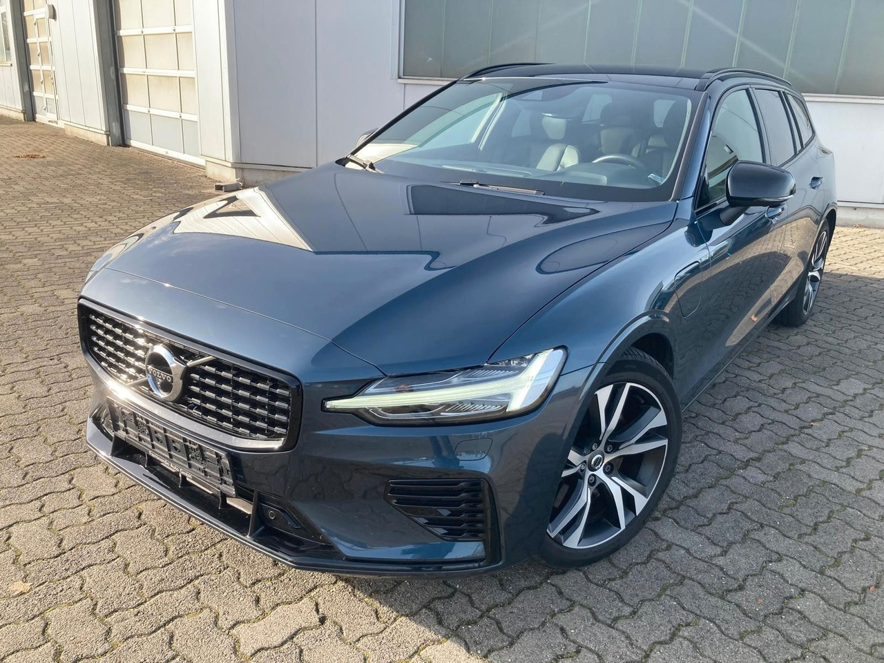 Volvo V60 T8 R Design Recharge Plug-In Hybrid AWD - Makinë me portobagazh: foto 1 Volvo V60 T8 R Design Recharge Plug-In Hybrid AWD - Makinë me portobagazh: foto 1