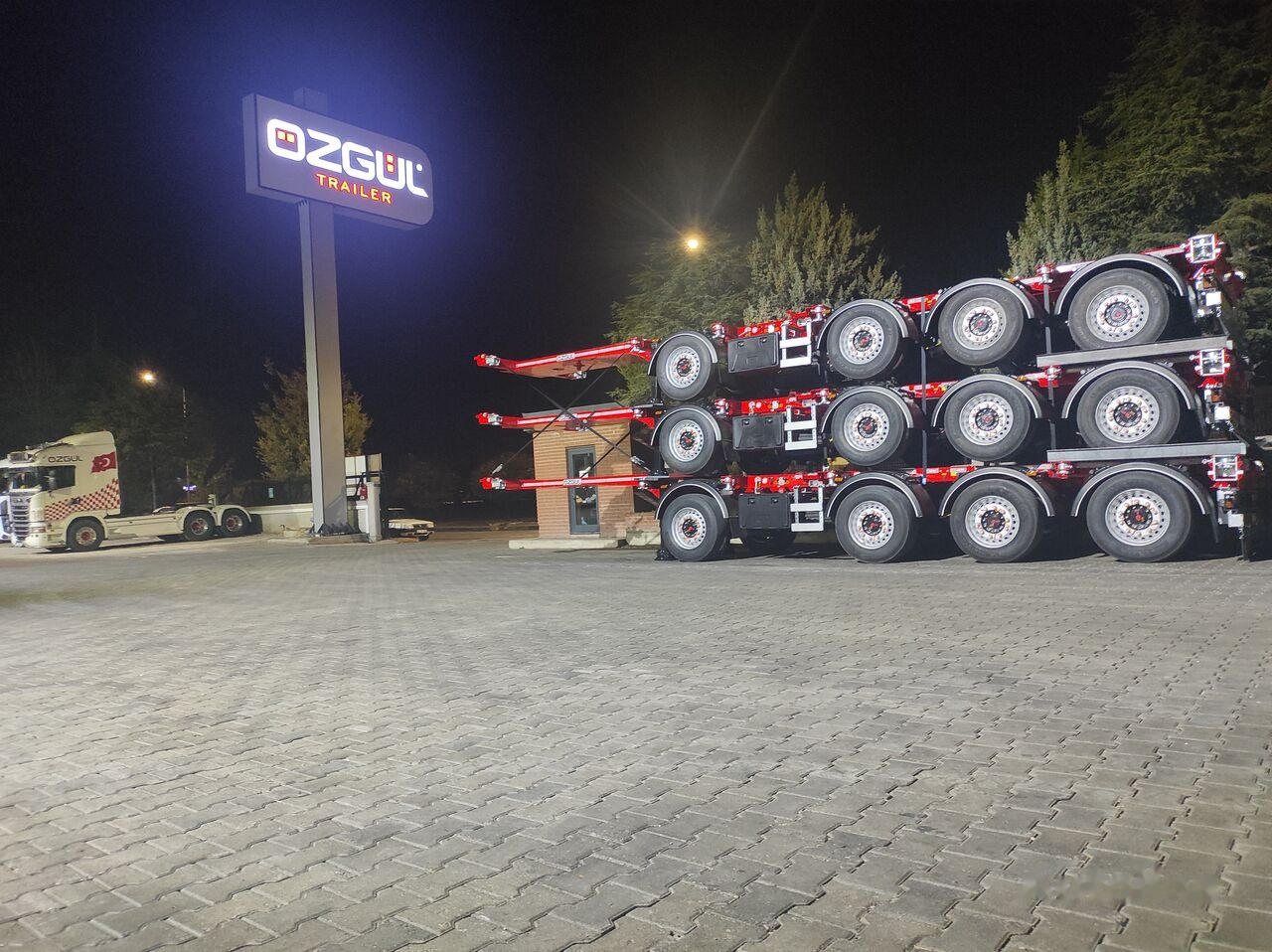 Özgül 4 AXLE HIGH CUBE CONTAINER CARRIER - Transportjer kontejnerësh/ Gjysmë rimorkio me karroceri të çmontueshme: foto 4 Özgül 4 AXLE HIGH CUBE CONTAINER CARRIER - Transportjer kontejnerësh/ Gjysmë rimorkio me karroceri të çmontueshme: foto 4