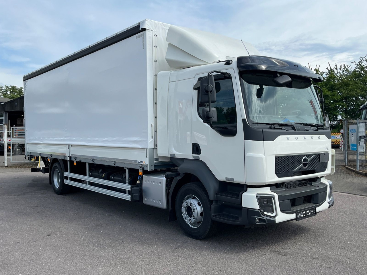 Volvo FL 14.245 Junge Schiebeplanenaufbau LBW - Kamion me tendë: foto 4 Volvo FL 14.245 Junge Schiebeplanenaufbau LBW - Kamion me tendë: foto 4