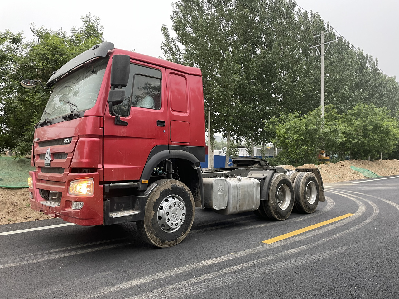 HOWO TRACTOR 6X4 SINOTRUCK 371HP - Gjysmë-kamion: foto 1 HOWO TRACTOR 6X4 SINOTRUCK 371HP - Gjysmë-kamion: foto 1