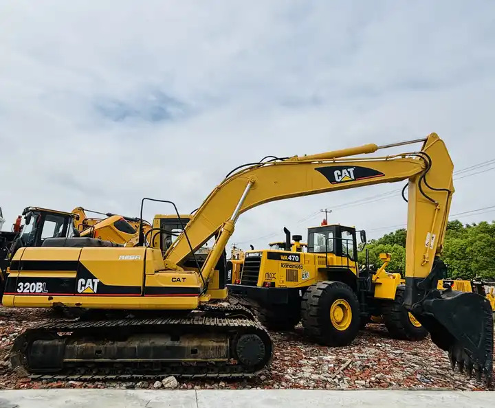 High Quality Used Excavator Cat 320bl In Good Condition On Sale in Shanghai - Ekskavator me zinxhirë: foto 2 High Quality Used Excavator Cat 320bl In Good Condition On Sale in Shanghai - Ekskavator me zinxhirë: foto 2