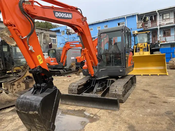 Original 6ton Doosan Dx60 used Hydraulic Crawler mini Excavator Doosan DX60 Excavator in Stock - Ekskavator me zinxhirë: foto 3 Original 6ton Doosan Dx60 used Hydraulic Crawler mini Excavator Doosan DX60 Excavator in Stock - Ekskavator me zinxhirë: foto 3