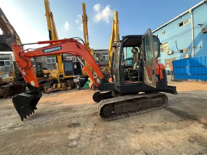 Original Top Sale High Performance Slightly Used Doosan Dx60 Tracked Excavator For Landscaping In Shanghai - Ekskavator me zinxhirë: foto 3 Original Top Sale High Performance Slightly Used Doosan Dx60 Tracked Excavator For Landscaping In Shanghai - Ekskavator me zinxhirë: foto 3
