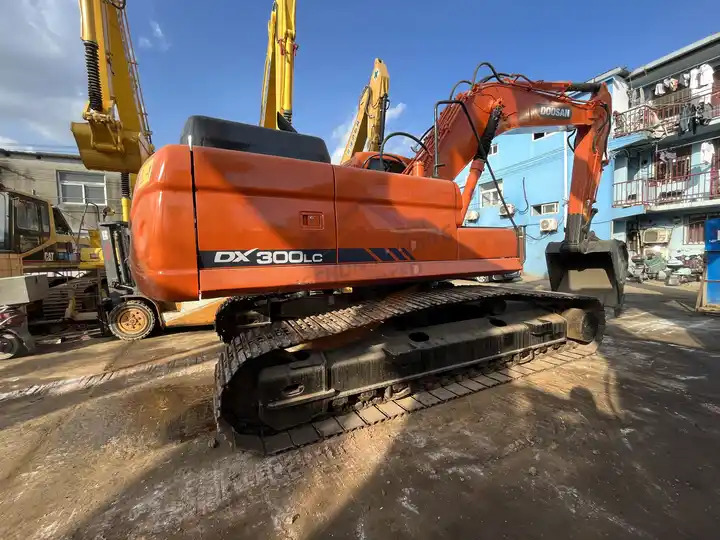 Used Doosan Dx300 Excavator Heavy Large Construction Equipment With Good Condition Original Korea For Sale - Ekskavator me zinxhirë: foto 3 Used Doosan Dx300 Excavator Heavy Large Construction Equipment With Good Condition Original Korea For Sale - Ekskavator me zinxhirë: foto 3