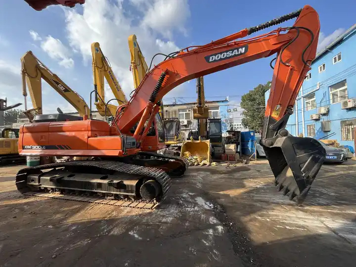Used Doosan Dx300 Excavator Heavy Large Construction Equipment With Good Condition Original Korea For Sale - Ekskavator me zinxhirë: foto 5 Used Doosan Dx300 Excavator Heavy Large Construction Equipment With Good Condition Original Korea For Sale - Ekskavator me zinxhirë: foto 5