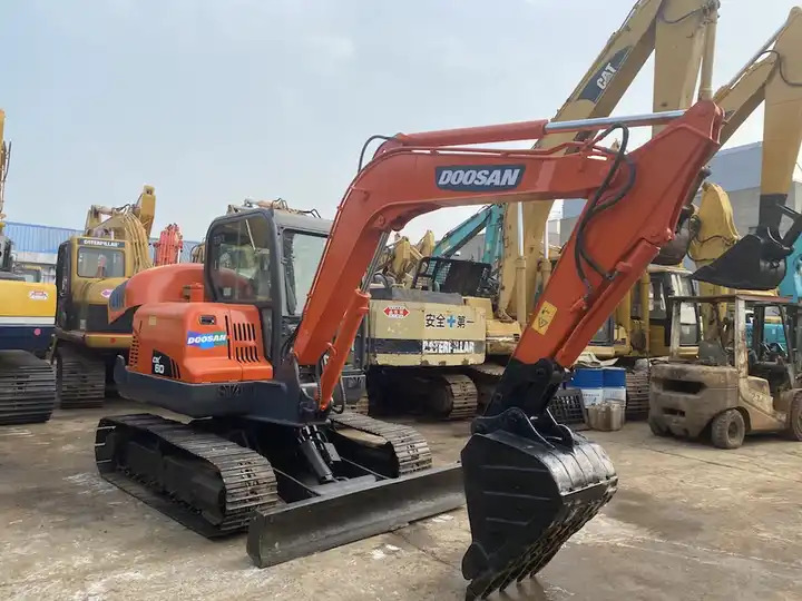 Used doosan 6ton dx60 excavator on sale in stock - Ekskavator me zinxhirë: foto 4 Used doosan 6ton dx60 excavator on sale in stock - Ekskavator me zinxhirë: foto 4