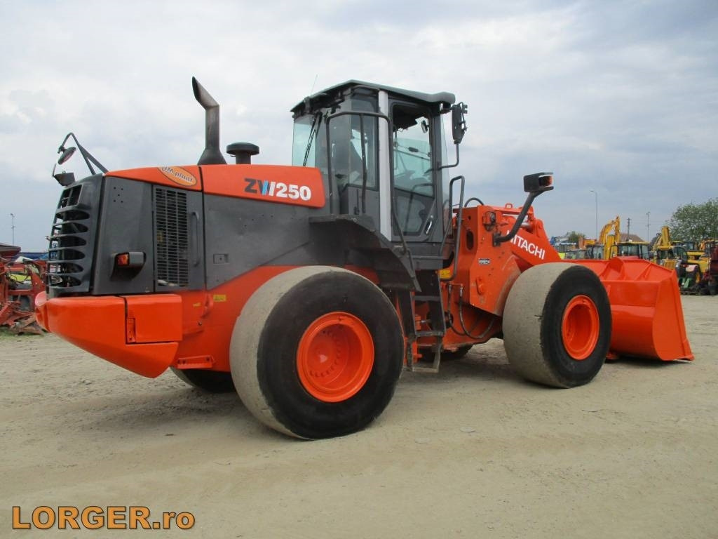 Hitachi ZW 250 - Fadrom me goma: foto 3 Hitachi ZW 250 - Fadrom me goma: foto 3