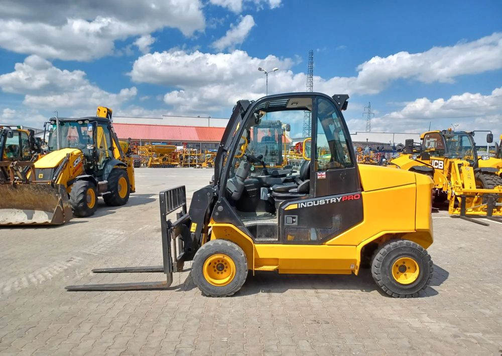 JCB TLT 35-26D - Ekskavator teleskopik, Pirun ngritës: foto 3 JCB TLT 35-26D - Ekskavator teleskopik, Pirun ngritës: foto 3