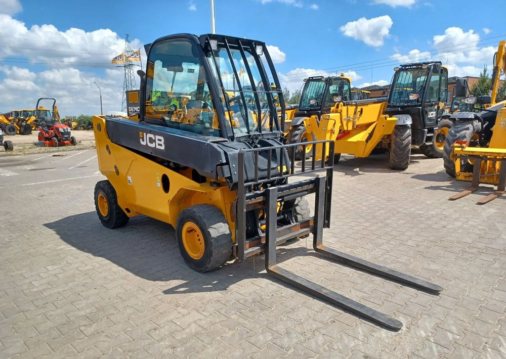 JCB TLT 35-26D - Ekskavator teleskopik, Pirun ngritës: foto 2 JCB TLT 35-26D - Ekskavator teleskopik, Pirun ngritës: foto 2