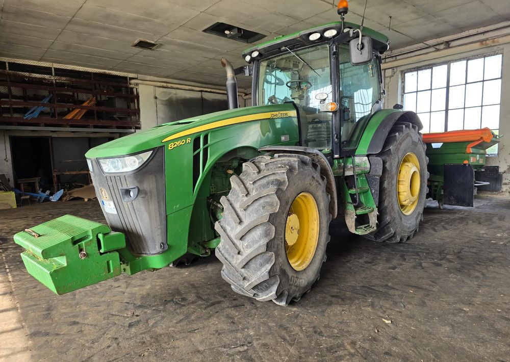 John Deere 8260R - Traktor: foto 1 John Deere 8260R - Traktor: foto 1
