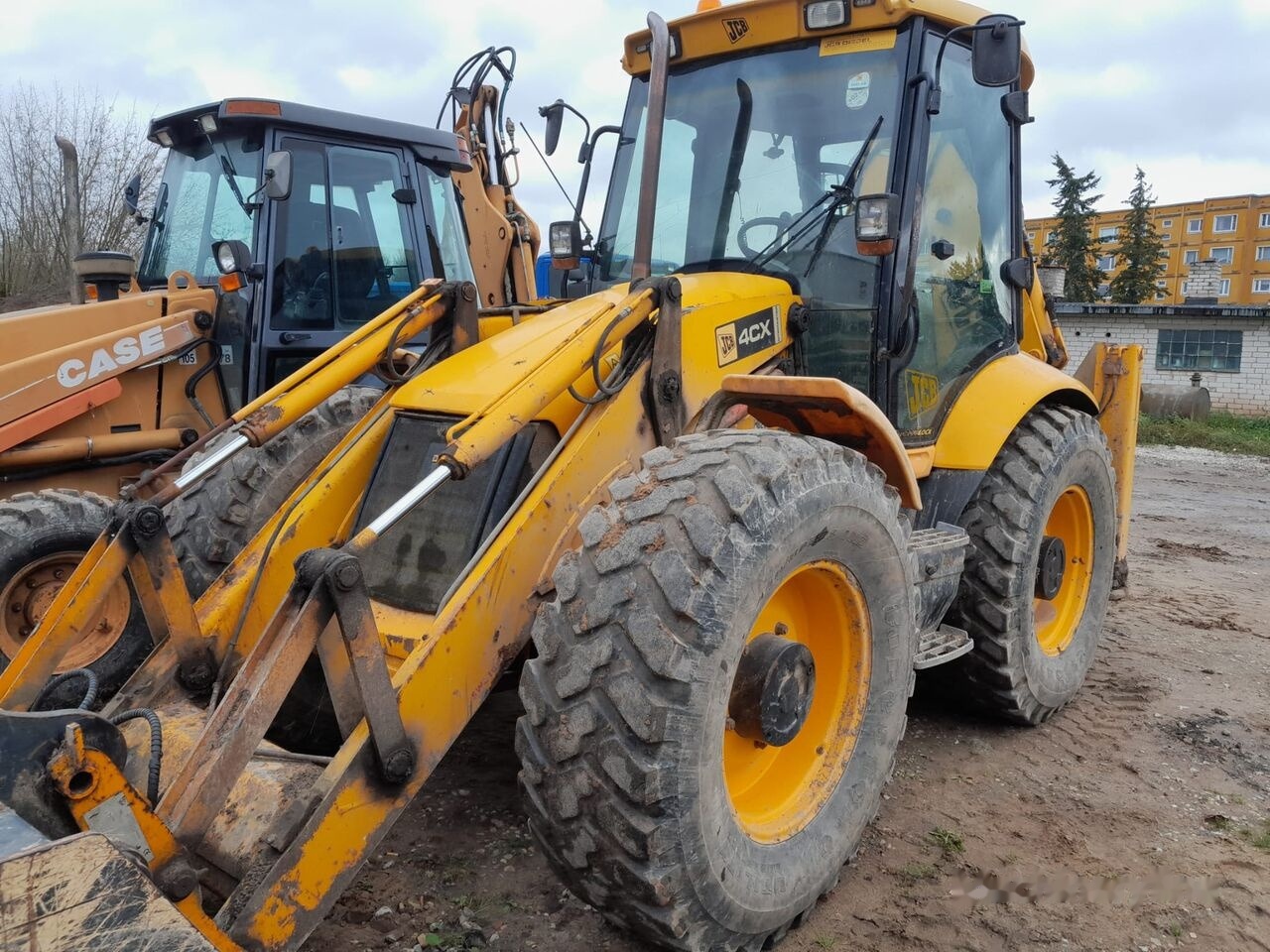 JCB 4CX - Fadromë me shkarkim nga prapa: foto 1 JCB 4CX - Fadromë me shkarkim nga prapa: foto 1