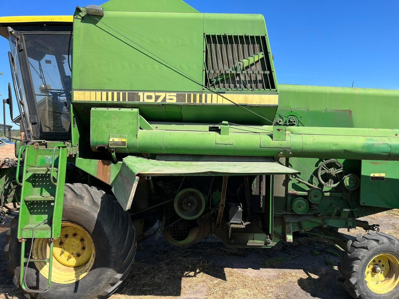 John Deere 1075 - Autokombajnë: foto 1 John Deere 1075 - Autokombajnë: foto 1