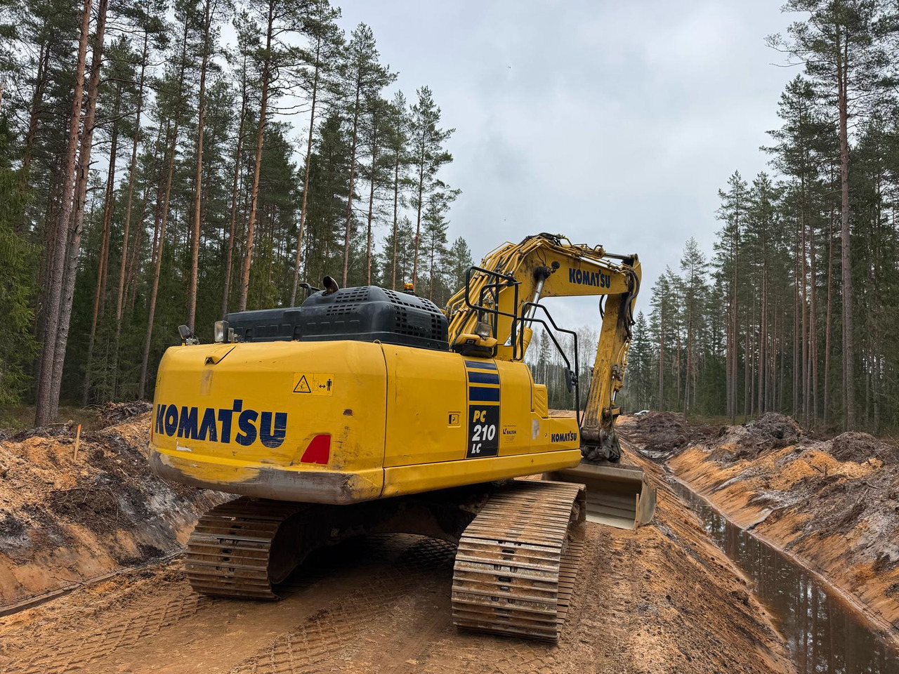 KOMATSU PC210LC-11 - Ekskavator me zinxhirë: foto 2 KOMATSU PC210LC-11 - Ekskavator me zinxhirë: foto 2