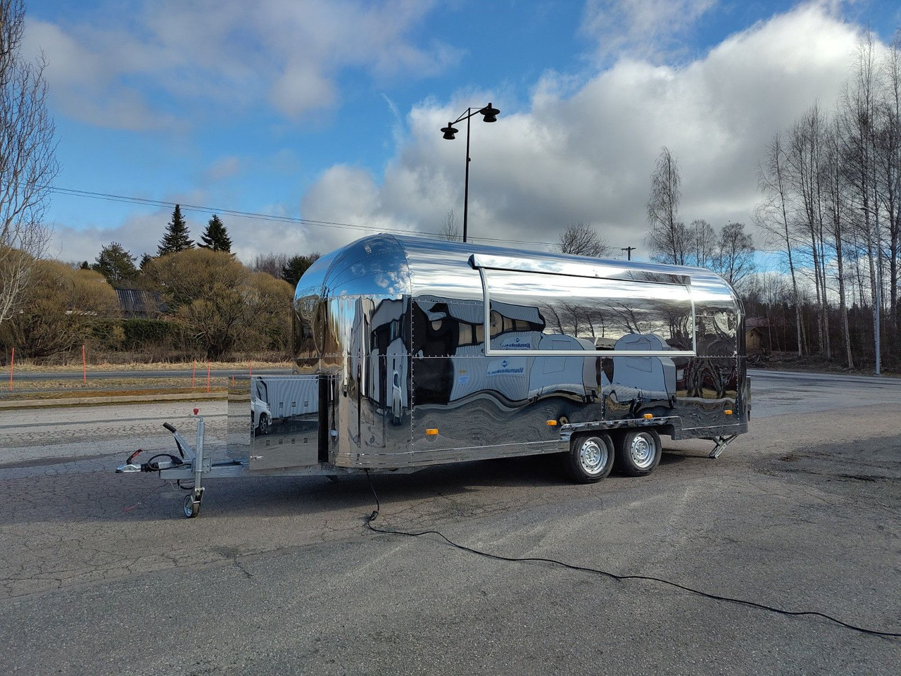 Esselmann Delistar Foodtruck 6000 ähn. Airstream - Rimorkio shpërndarëse: foto 1 Esselmann Delistar Foodtruck 6000 ähn. Airstream - Rimorkio shpërndarëse: foto 1