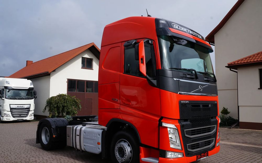 Volvo FH 4 EURO 6 GLOBETROTTER NISKI PRZEBIEG PEŁEN SERWIS - Gjysmë-kamion: foto 2 Volvo FH 4 EURO 6 GLOBETROTTER NISKI PRZEBIEG PEŁEN SERWIS - Gjysmë-kamion: foto 2