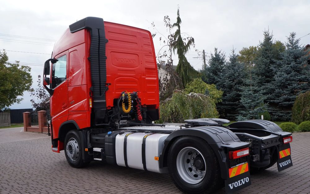 Volvo FH 4 EURO 6 GLOBETROTTER NISKI PRZEBIEG PEŁEN SERWIS - Gjysmë-kamion: foto 3 Volvo FH 4 EURO 6 GLOBETROTTER NISKI PRZEBIEG PEŁEN SERWIS - Gjysmë-kamion: foto 3