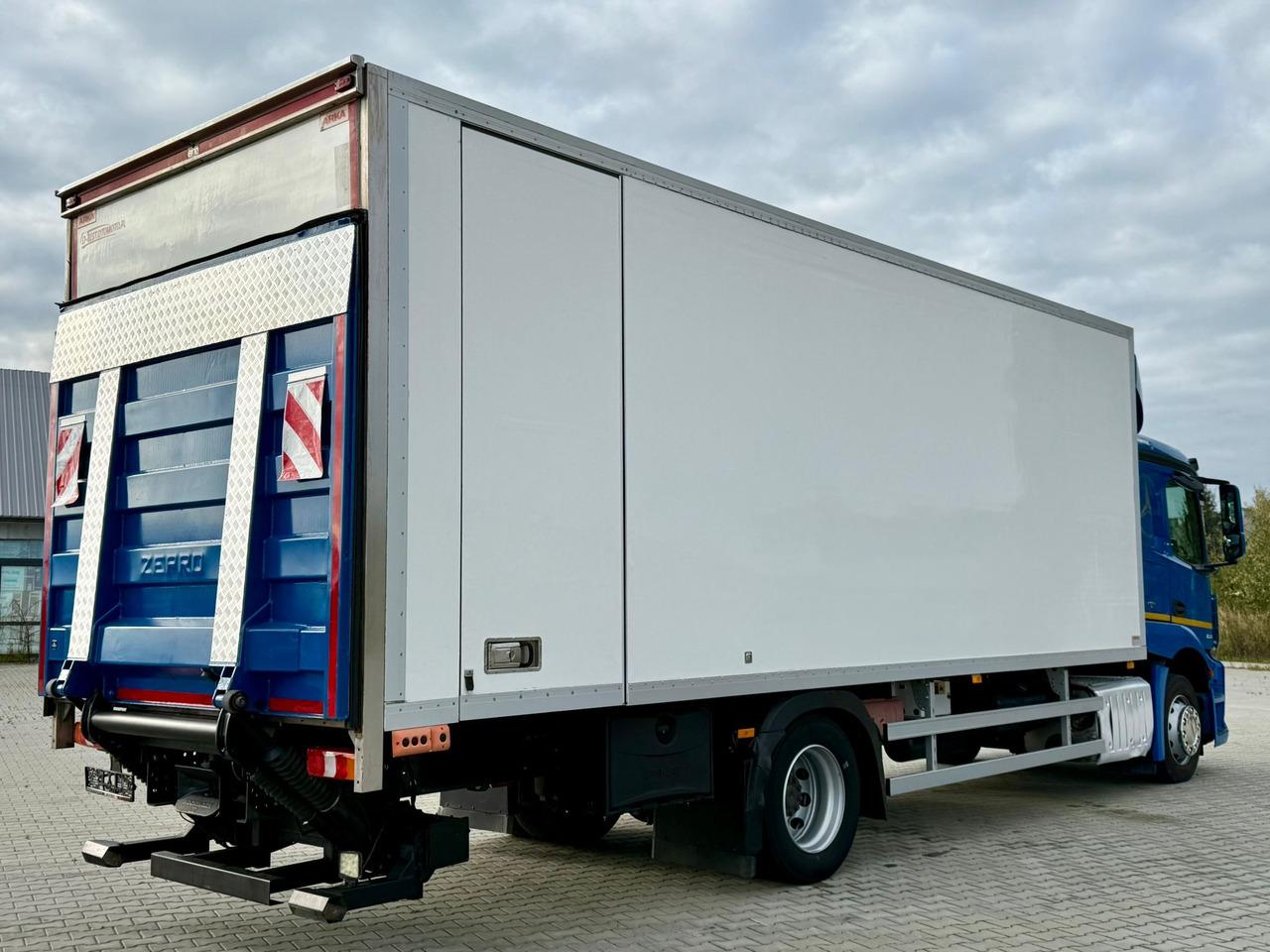 MERCEDES-BENZ ACTROS 1836 / CHŁODNIA / WINDA / 18 PALET / SILNIK 10677 cm3 / CARRIER / SYPIALKA / AUTOMAT / 2018 ROK - Kamion frigorifer: foto 3 MERCEDES-BENZ ACTROS 1836 / CHŁODNIA / WINDA / 18 PALET / SILNIK 10677 cm3 / CARRIER / SYPIALKA / AUTOMAT / 2018 ROK - Kamion frigorifer: foto 3