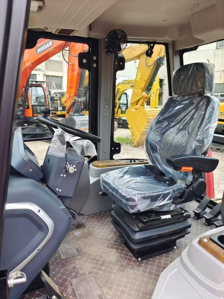 CAT 420 F - Fadromë me shkarkim nga prapa: foto 2 CAT 420 F - Fadromë me shkarkim nga prapa: foto 2