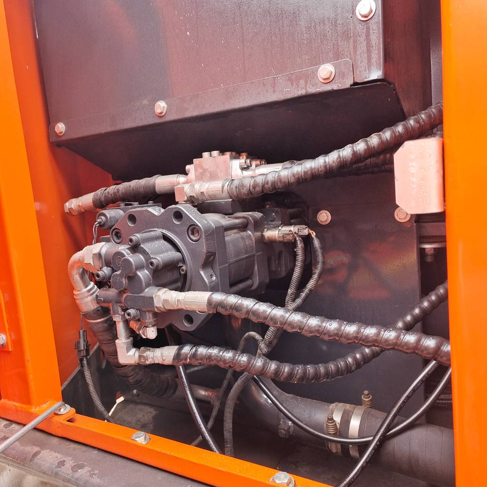 Doosan DX 150 LC - Ekskavator me zinxhirë: foto 3 Doosan DX 150 LC - Ekskavator me zinxhirë: foto 3