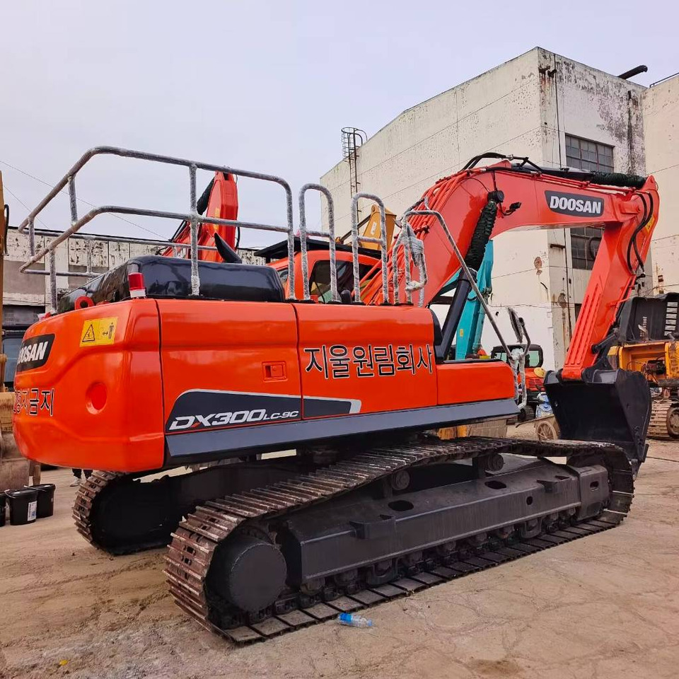 Doosan DX 300 - Ekskavator me zinxhirë: foto 1 Doosan DX 300 - Ekskavator me zinxhirë: foto 1